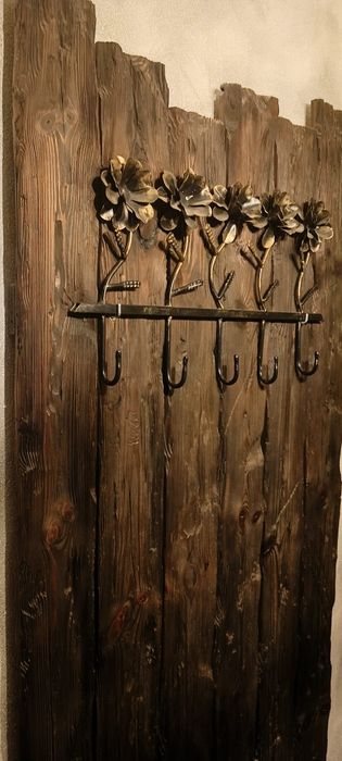 Wieszak ręcznie robiony z drewna plus metalowe okucia retro