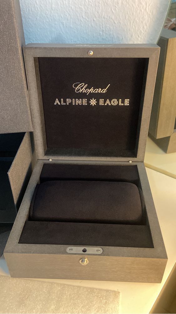 Коробка Chopard часовая.