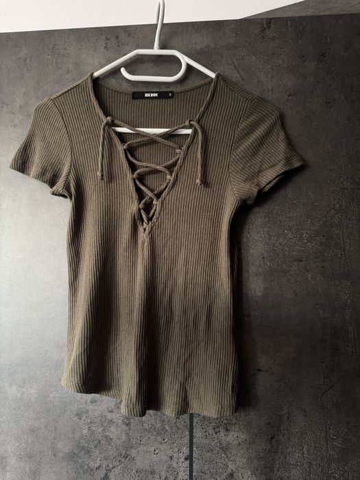 Bluzka z wiązaniem na dekolcie Bikbok S 36 khaki zielony prążkowana