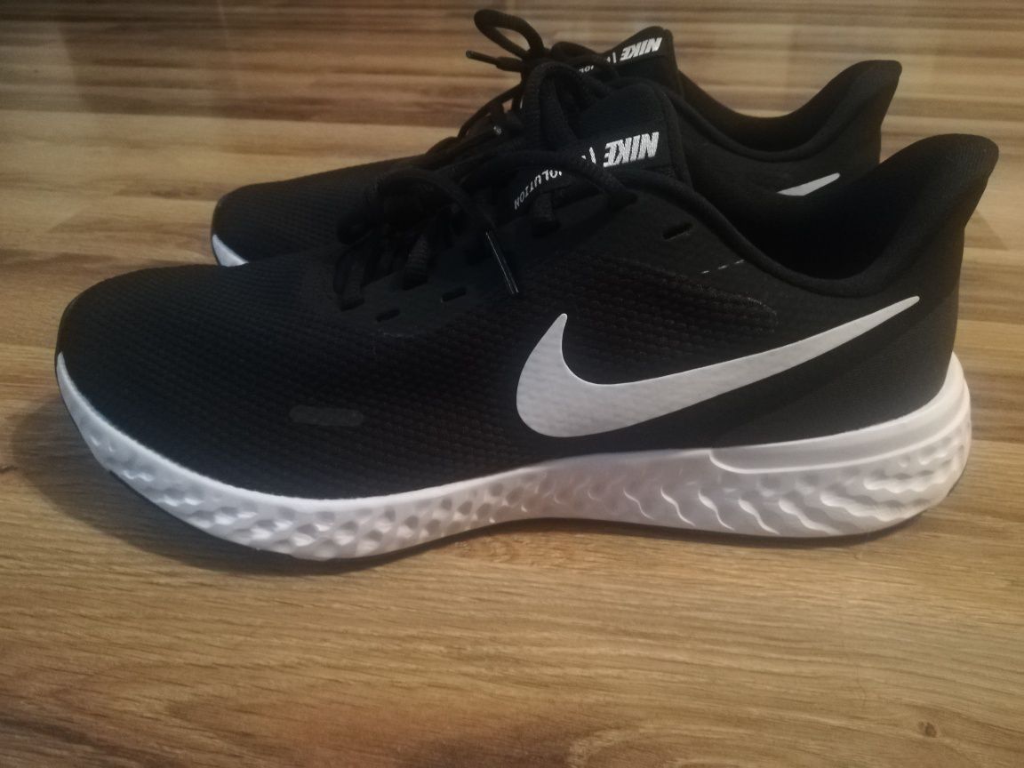 Nike revolution 5