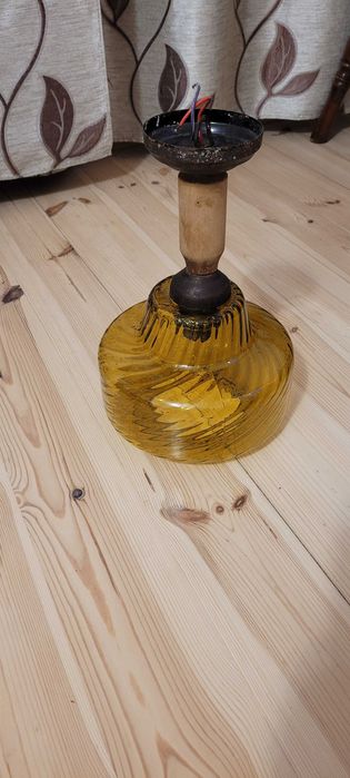 Lampa wisząca, styl PRL, 1 żarówka, szklany klosz w kolorze miodowym