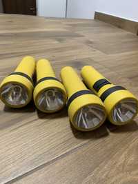 Cztery plastikowe latarki lampy na baterie
