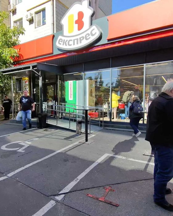 Печерськ, Фасад навпроти входу до Великої Кишені, площа 30 кв.м.