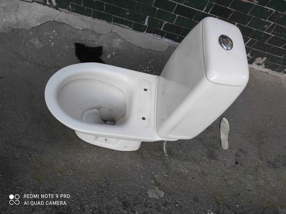 Продам унитаз с бочком в хорошем состоянии