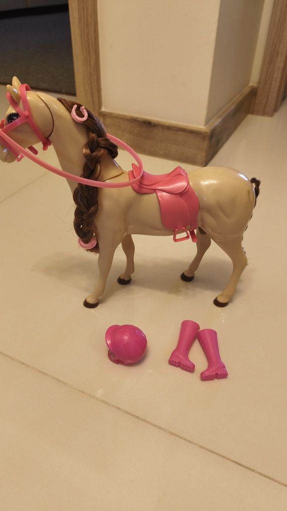 Koń dla lalki Steffi + buty i kask