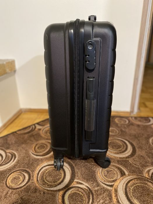 Walizka czarna premium do samolotu