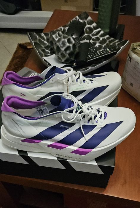 Adidas Adizero Adios Pro 4 número 43
Novas e originais, erro no tamanh
