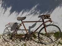Bicicletas de ciclismo e pasteleiras antigas para restauro