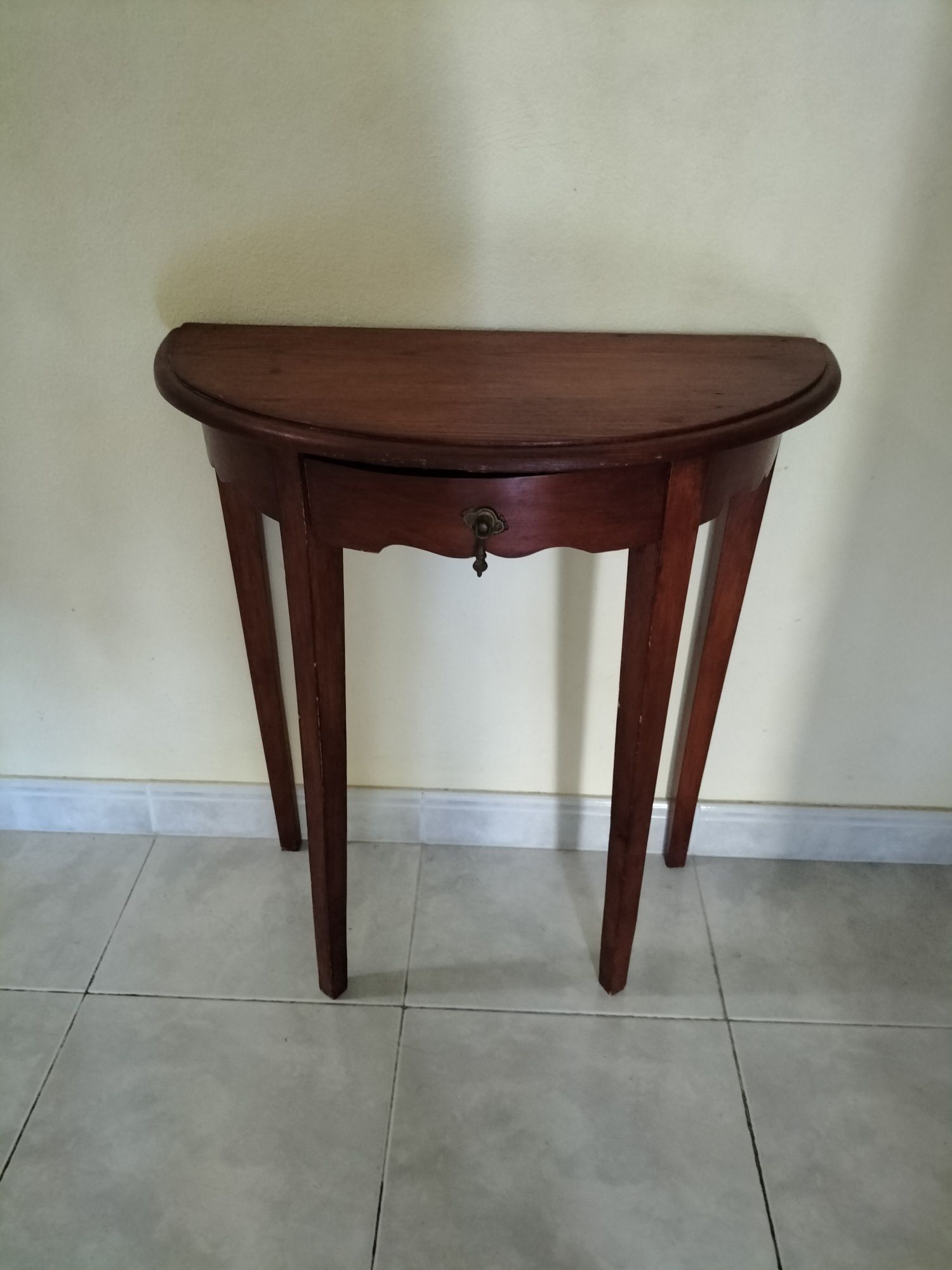 Mesa aparadora meia lua em madeira.