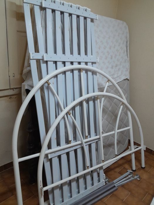 Cama de casal, colchão e estrado