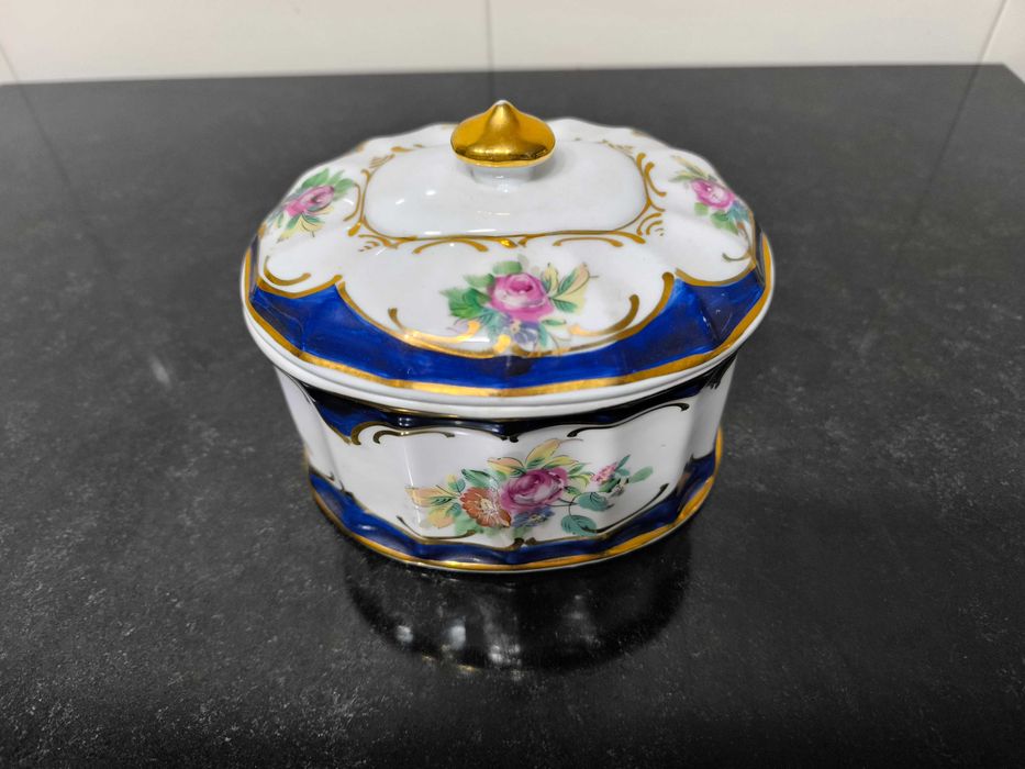Bomboniere em porcelana portuguesa, pintada à mão. Nova.