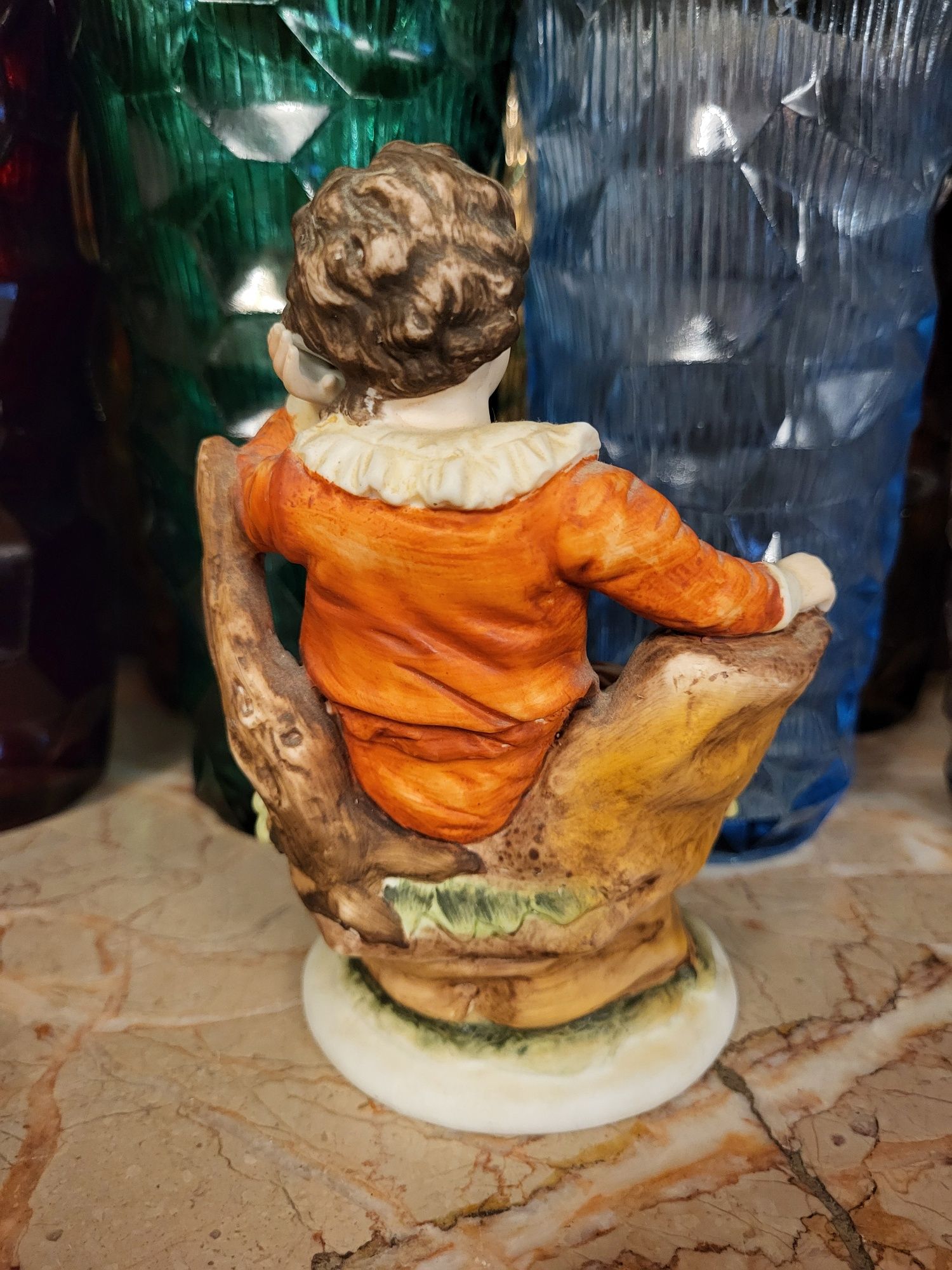 Porcelanowa biskwitowa sygnowana figurka chłopca ręcznie malowana