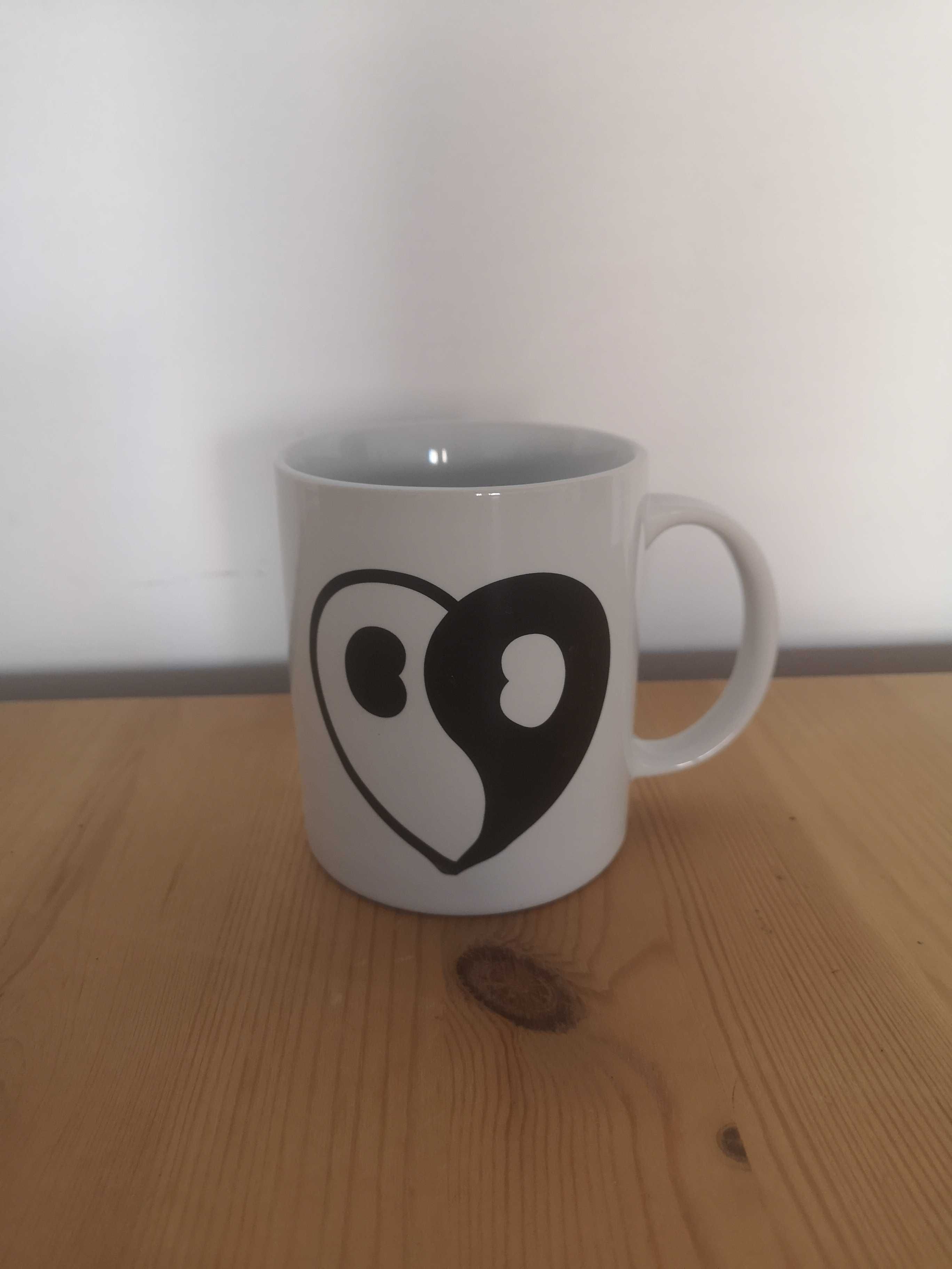 Caneca com coração estilo yin yang
