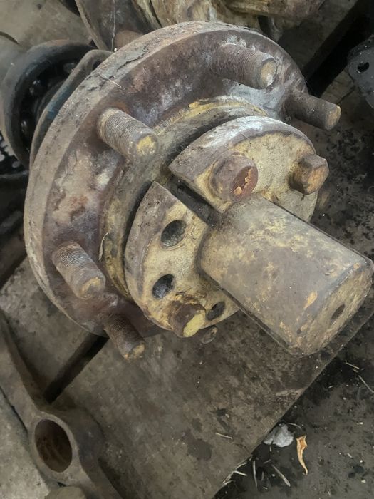 Полуось юмз з почипником в зборі