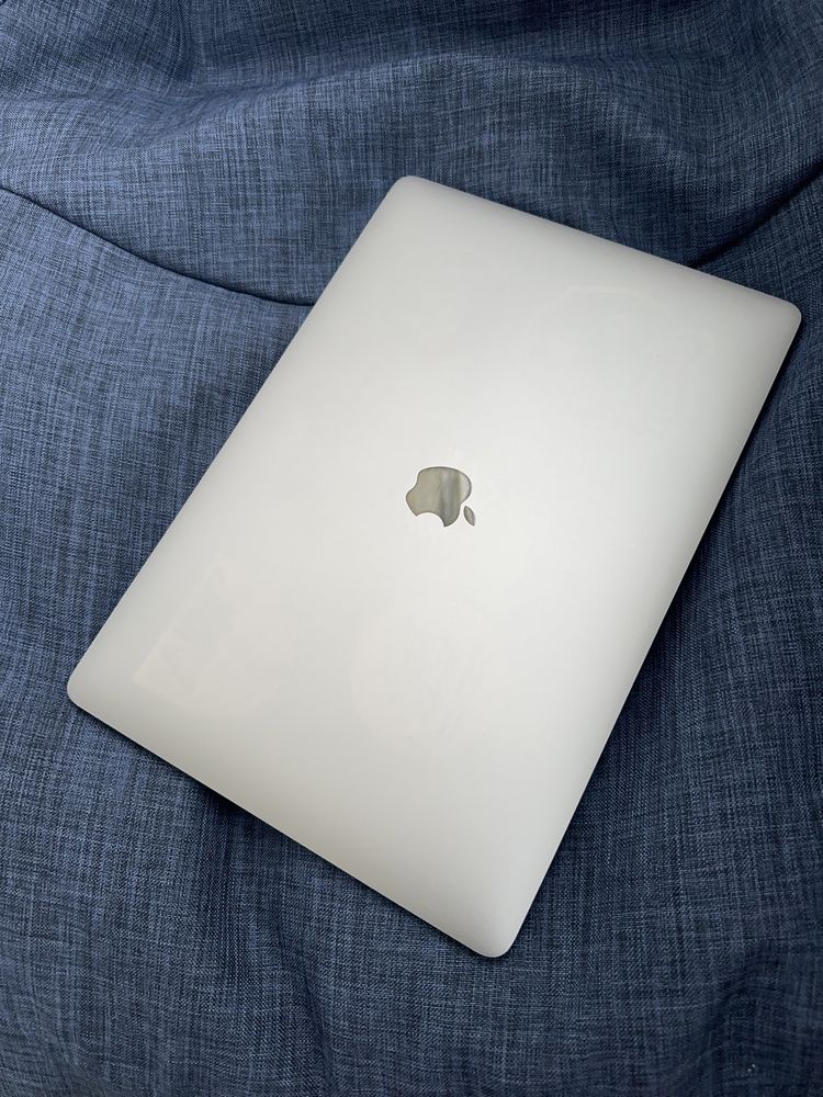 Macbook pro 15 2019 i7 2.2/ 16/ 256gb/ Radeon Pro 555x 4GB