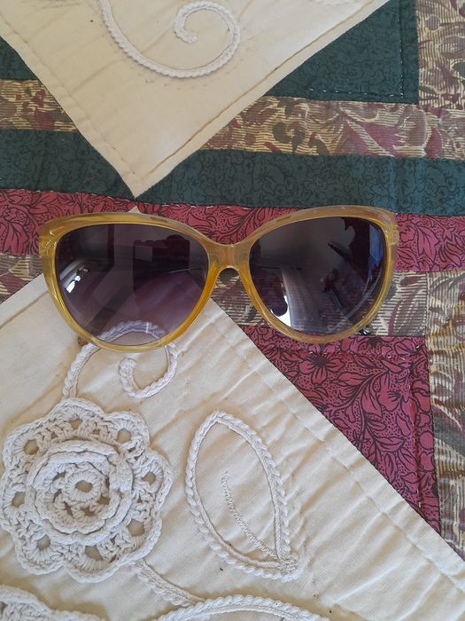 Carteira beje e óculos de sol novos