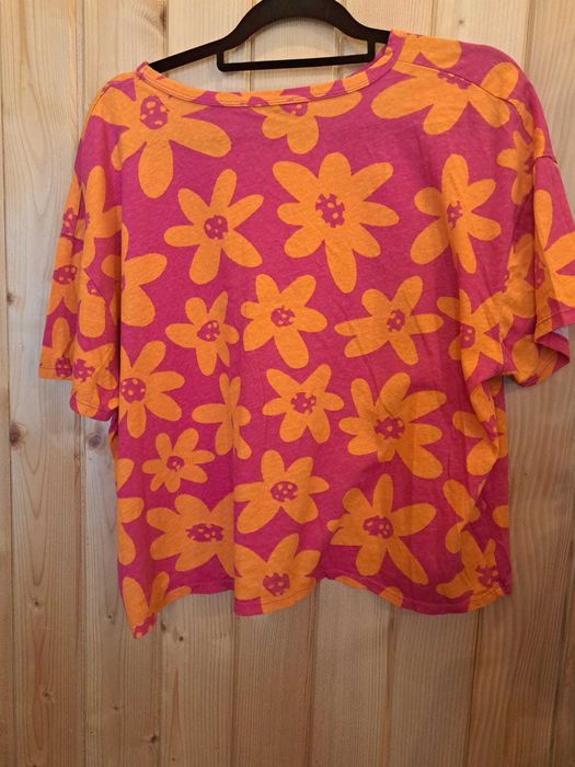 Czerwona koszulka w pomarańczowe kwiatki marki ZARA