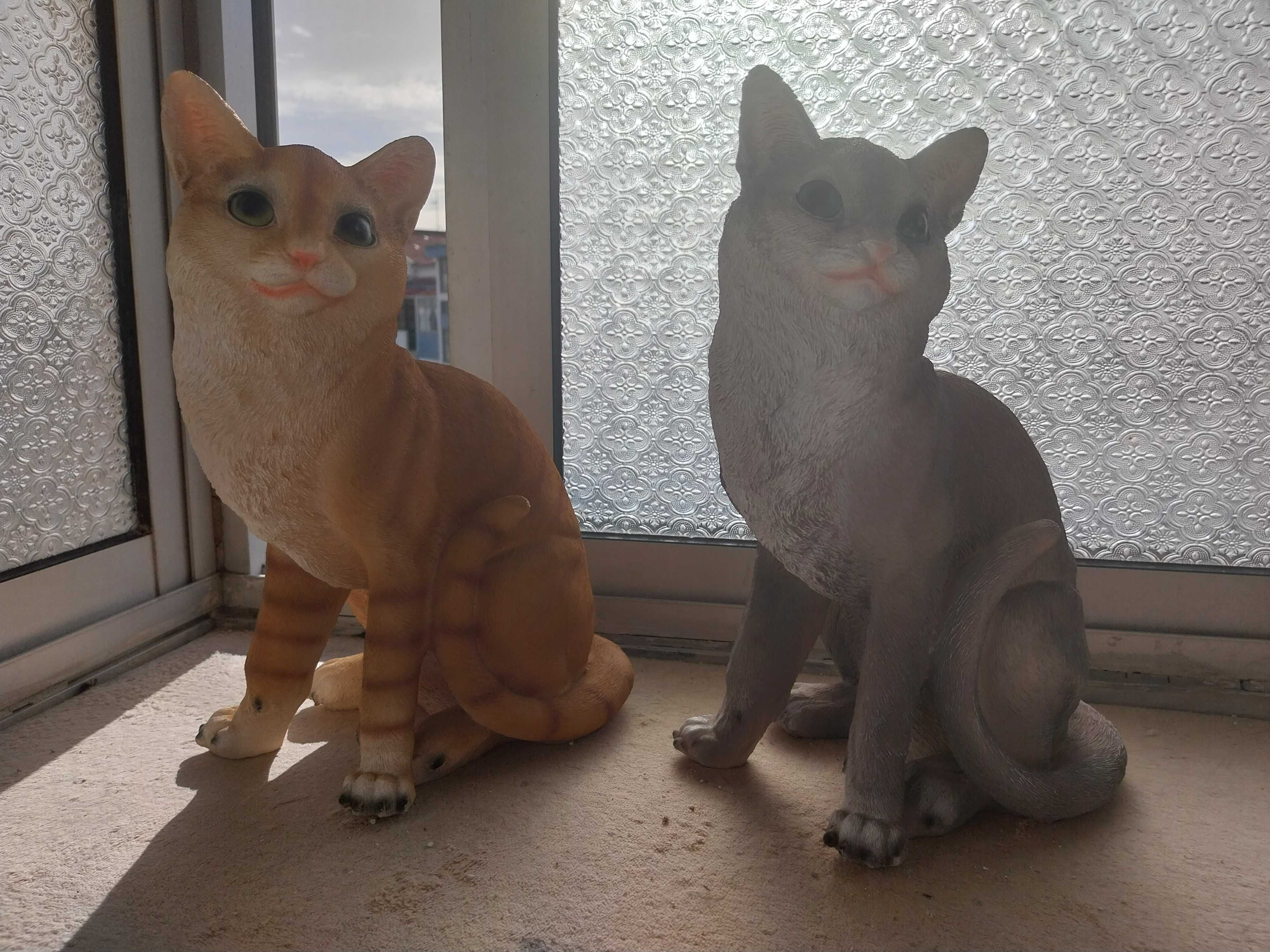 Estátuas/estatuetas gatos cinzento e amarelo