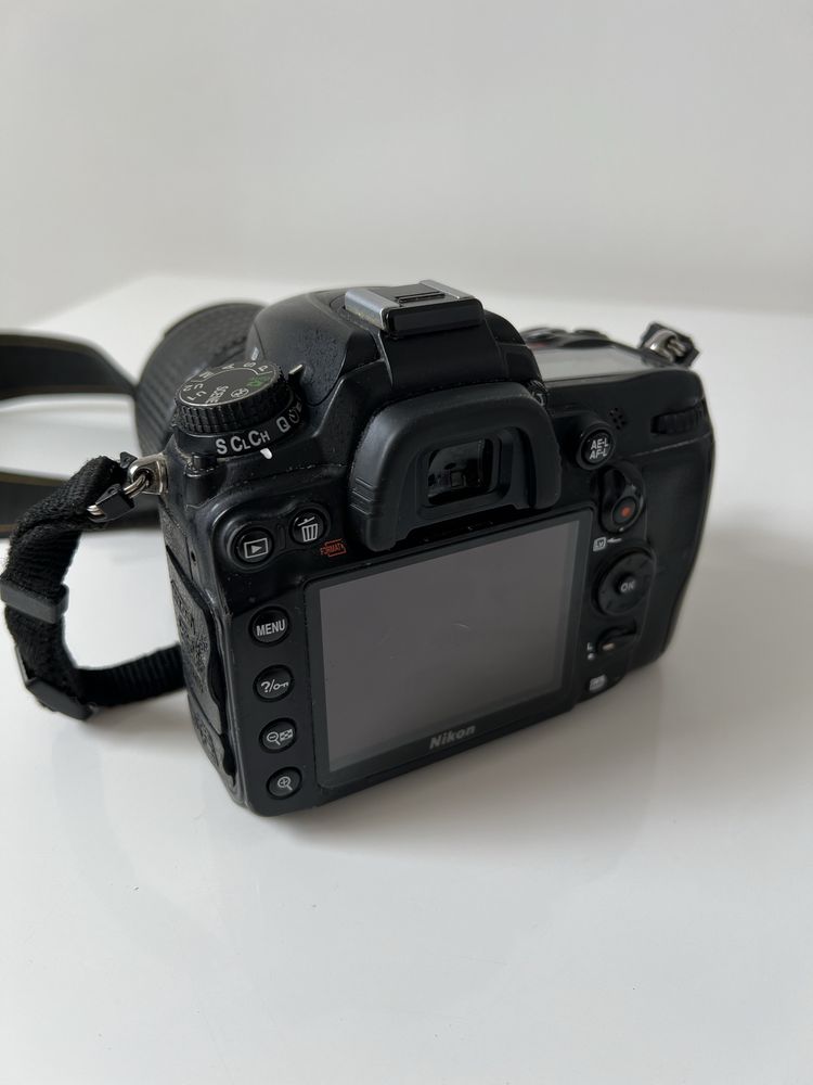 Nikon D7000 (nie włącza się) + Nikkor 18-105 (sprawny) + akcesoria