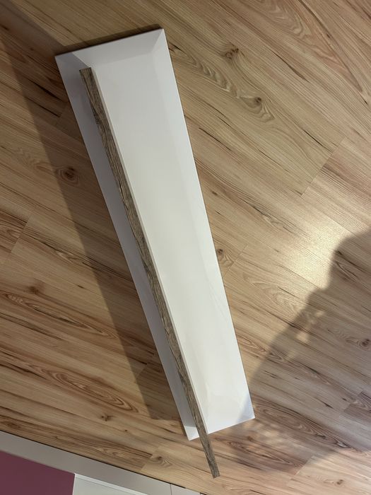 Półka wisząca biało drewniana