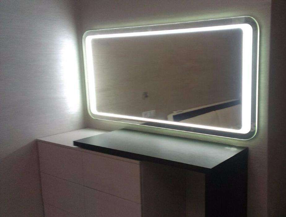 Влагостойкое зеркало с Led подсветкой в ванную комнату 70х60см