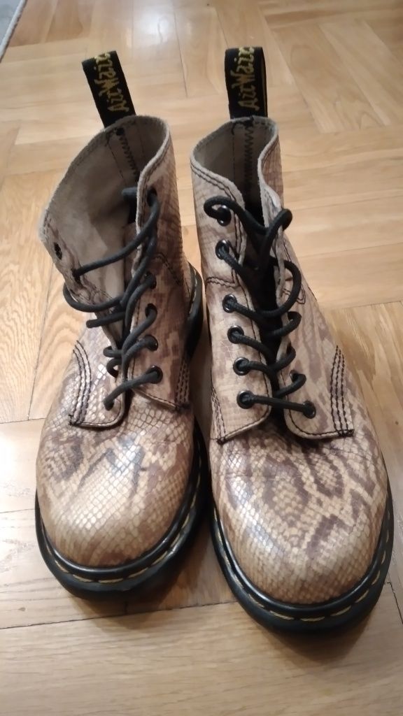 Buty  glany Dr. Martens python