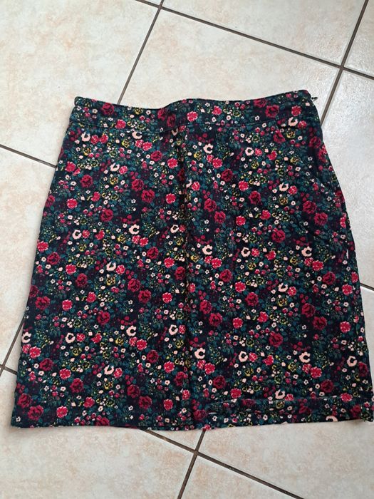 Spódniczka w kwiaty na zasuwak z kieszeniami