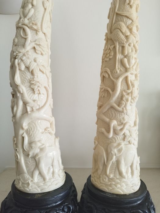 Dentes de elefante (imitação) em marfinite em base de madeira