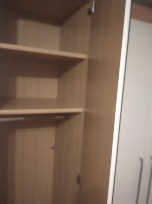 Duża szafa , jak pod zabudowę, porządna!Łóżko kontynentalne! Sypialnia