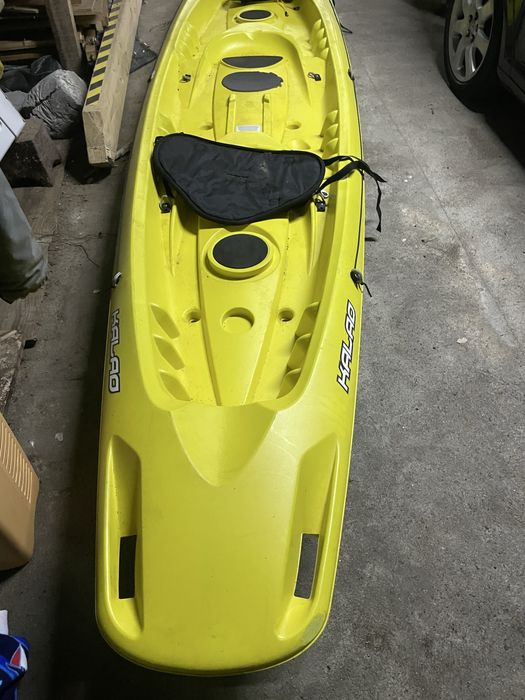 Kayak com pagaias e coletes