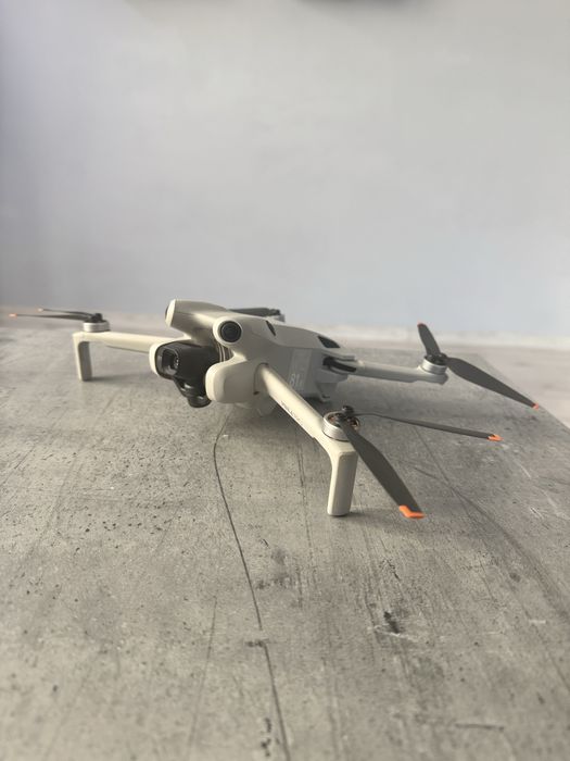 Dron Dji Mini 4 Pro + dwa oryginalne akumulatory z hubem , futerał