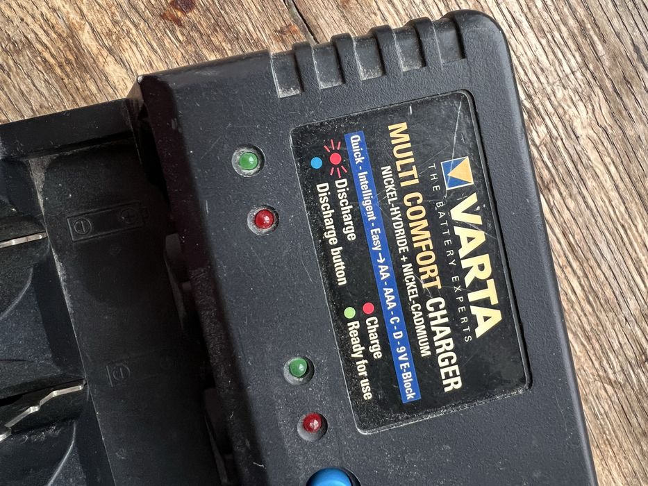 Зарядний пристрій VARTA 57040 для  елементів живлення, VARTA