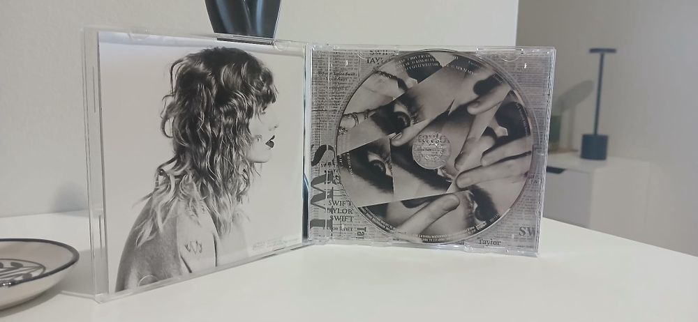 Taylor Swift Reputation Deluxe CD com poster assinado