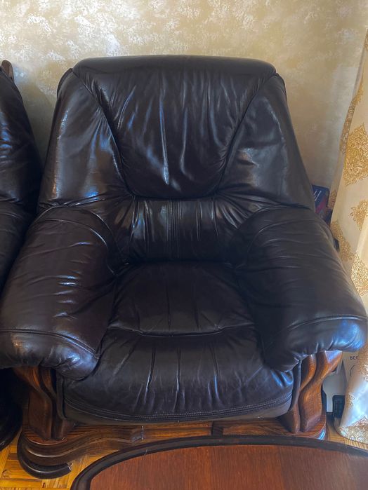 Sofá e poltronas em pele