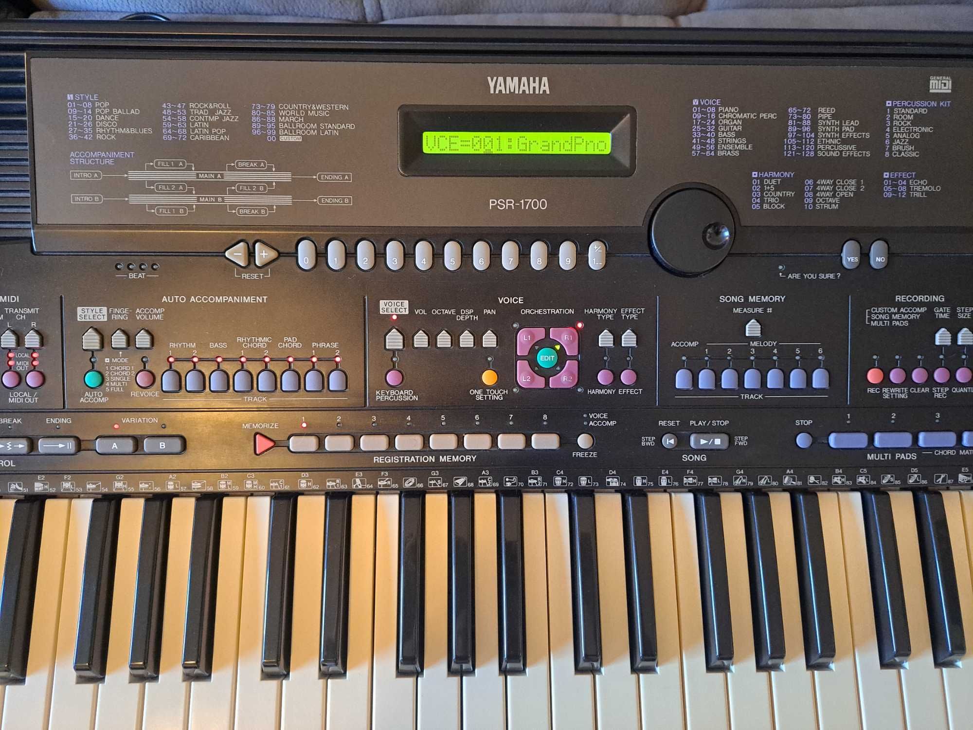 Yamaha PSR-1700 c/avarias