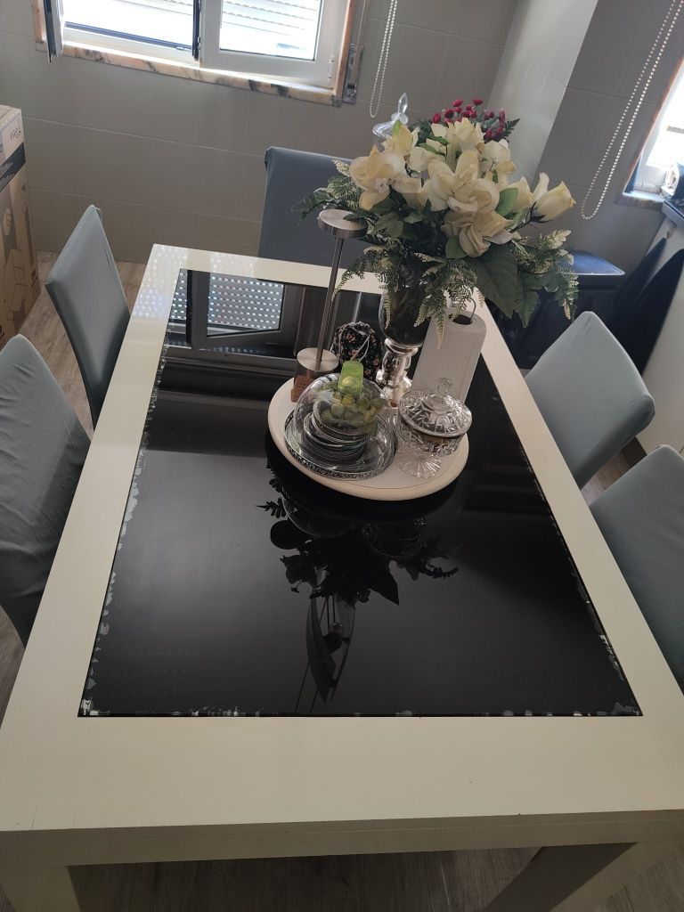 Mesa de cozinha com 4 cadeiras brancas usadas grande preço