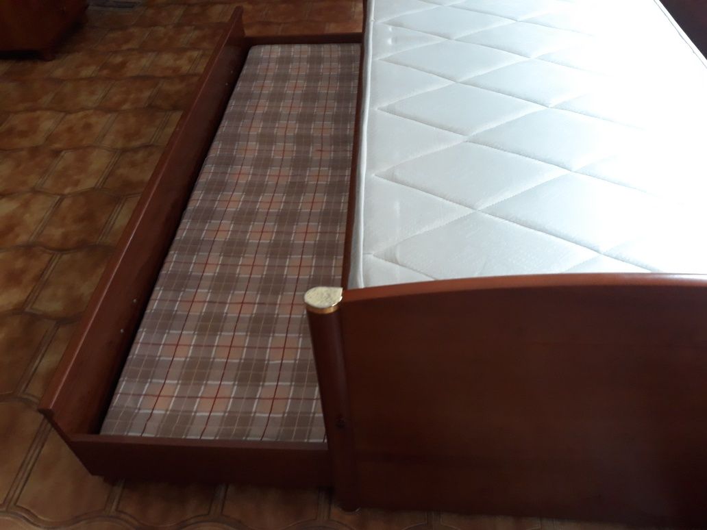 Cama dupla + secretária + cadeira +mesa cabeceira