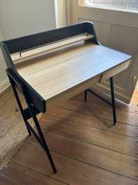Małe biurko industrialne, minimalistyczne