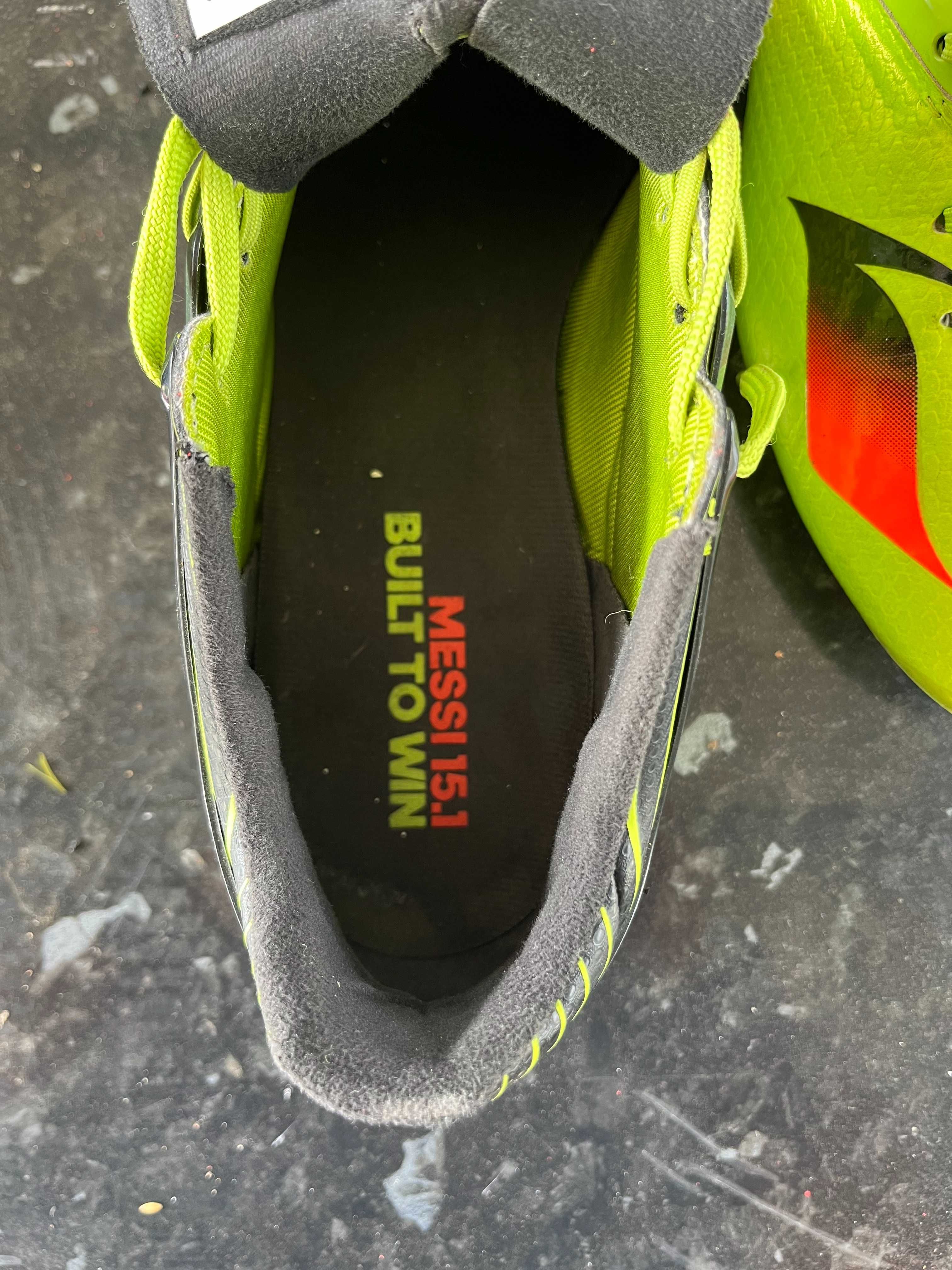 Vendo chuteiras Adidas, como novas.