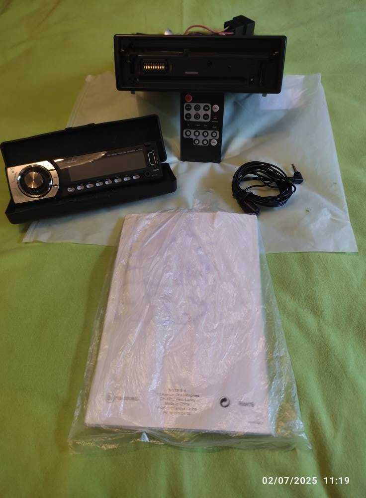 Auto rádio com Bluetooth, microfone, entrada de USB, CD, comando