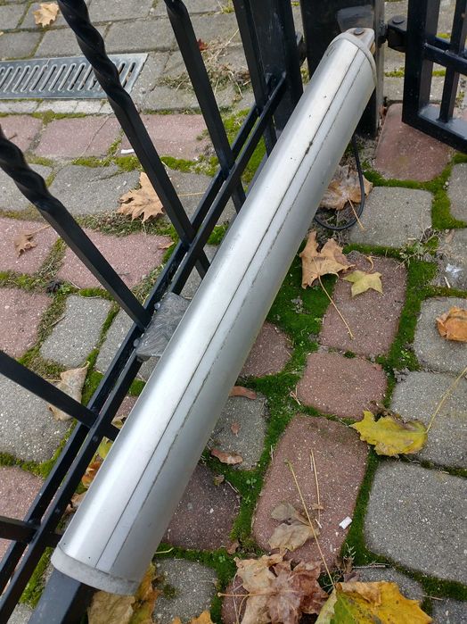 Siłowniki do bramy dwu skrzydłowej