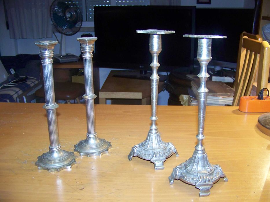 conjunto de cadelabros e pedestrais para velas