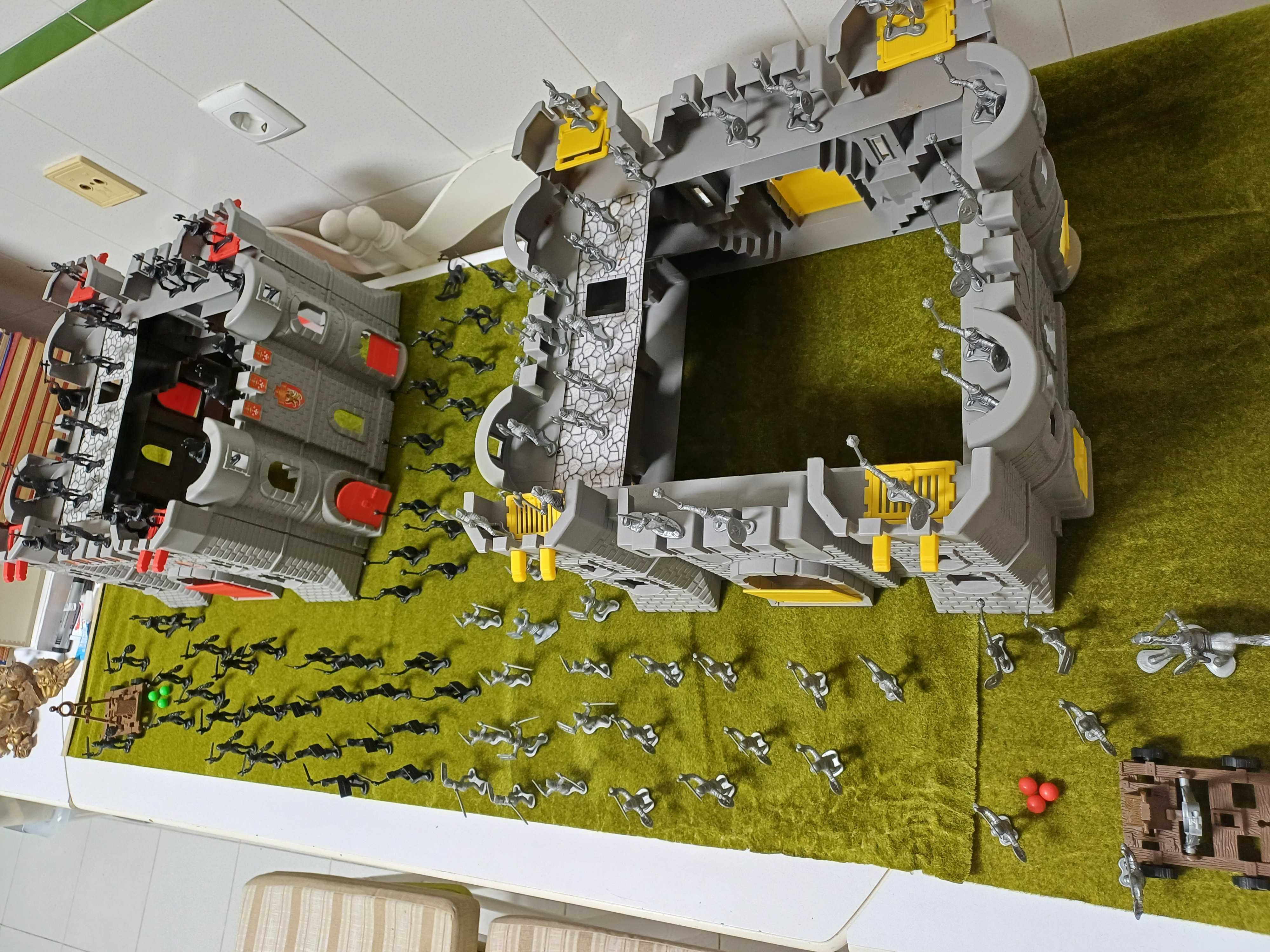2 castelos medievais com 2 exércitos de 120 soldados e 2 catapultas