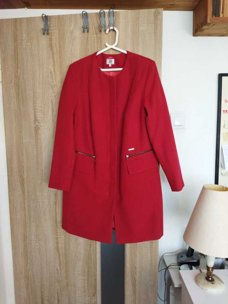 Nowy.Bardzo elegancki czerwony płaszcz.L