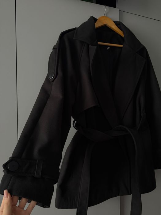 Стильне чорне пальто, нове, розмір S — трендова модель