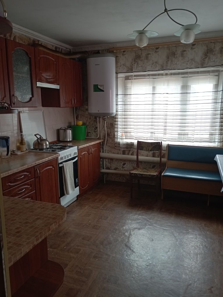 Продам 1/2 дома возле стадиона