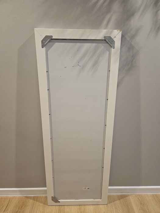 Lustro w białej ramie IKEA toftbyn
