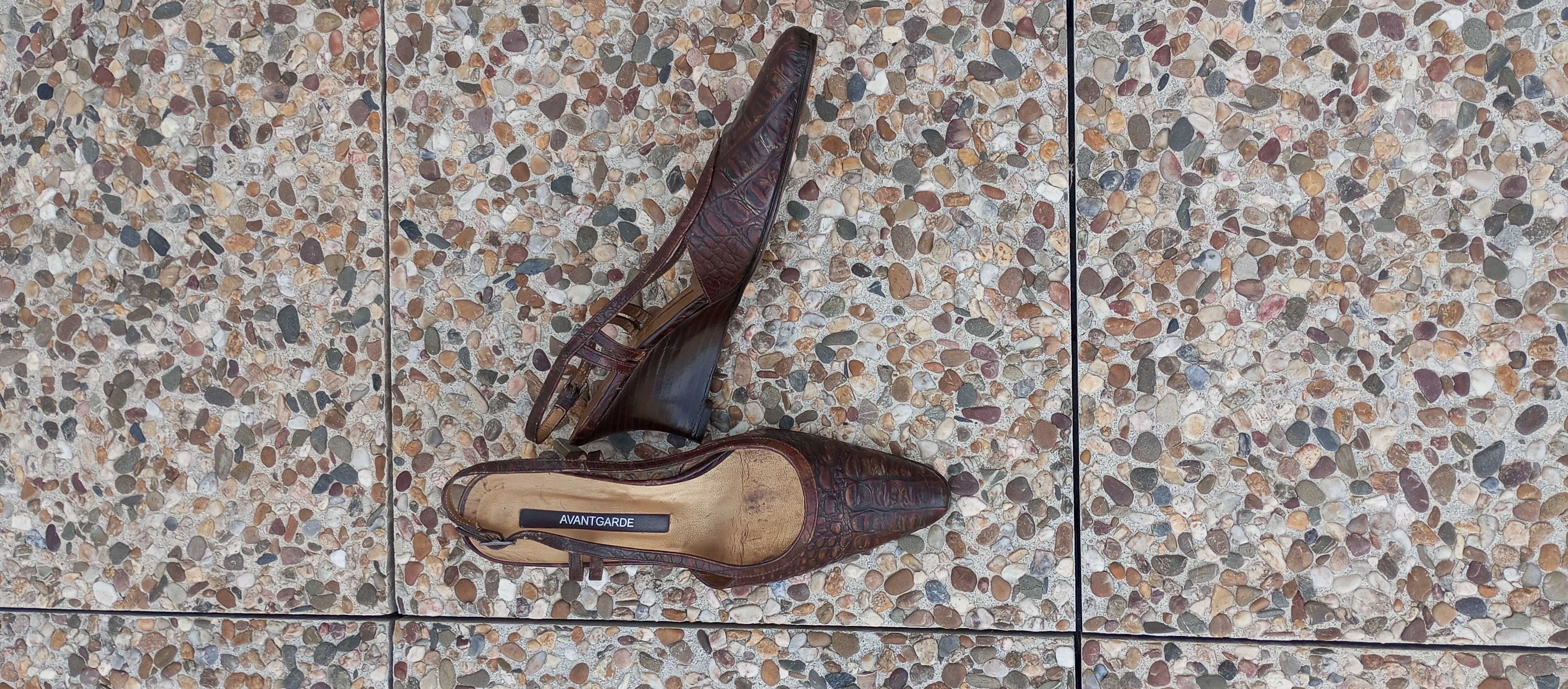 Promoção! Sapato aberto atrás em pele castanha crocodilo com cunha