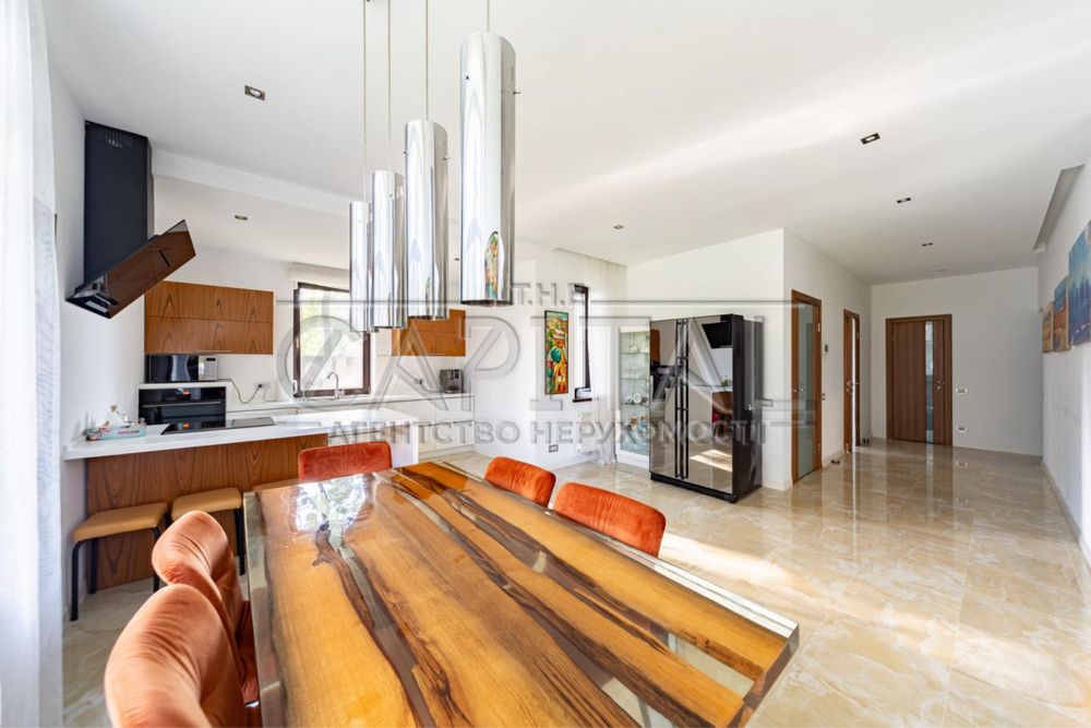 Київ, Святошинський район, вул. Патріарха Володимира Романюка 300м2