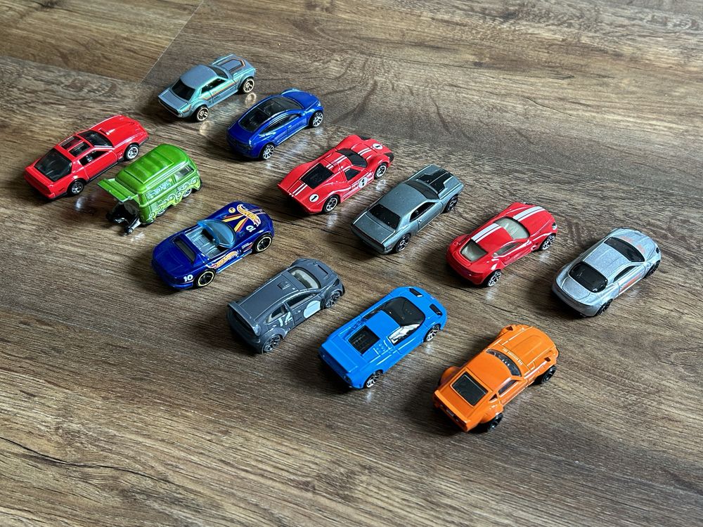 12 modeli Hot Wheels